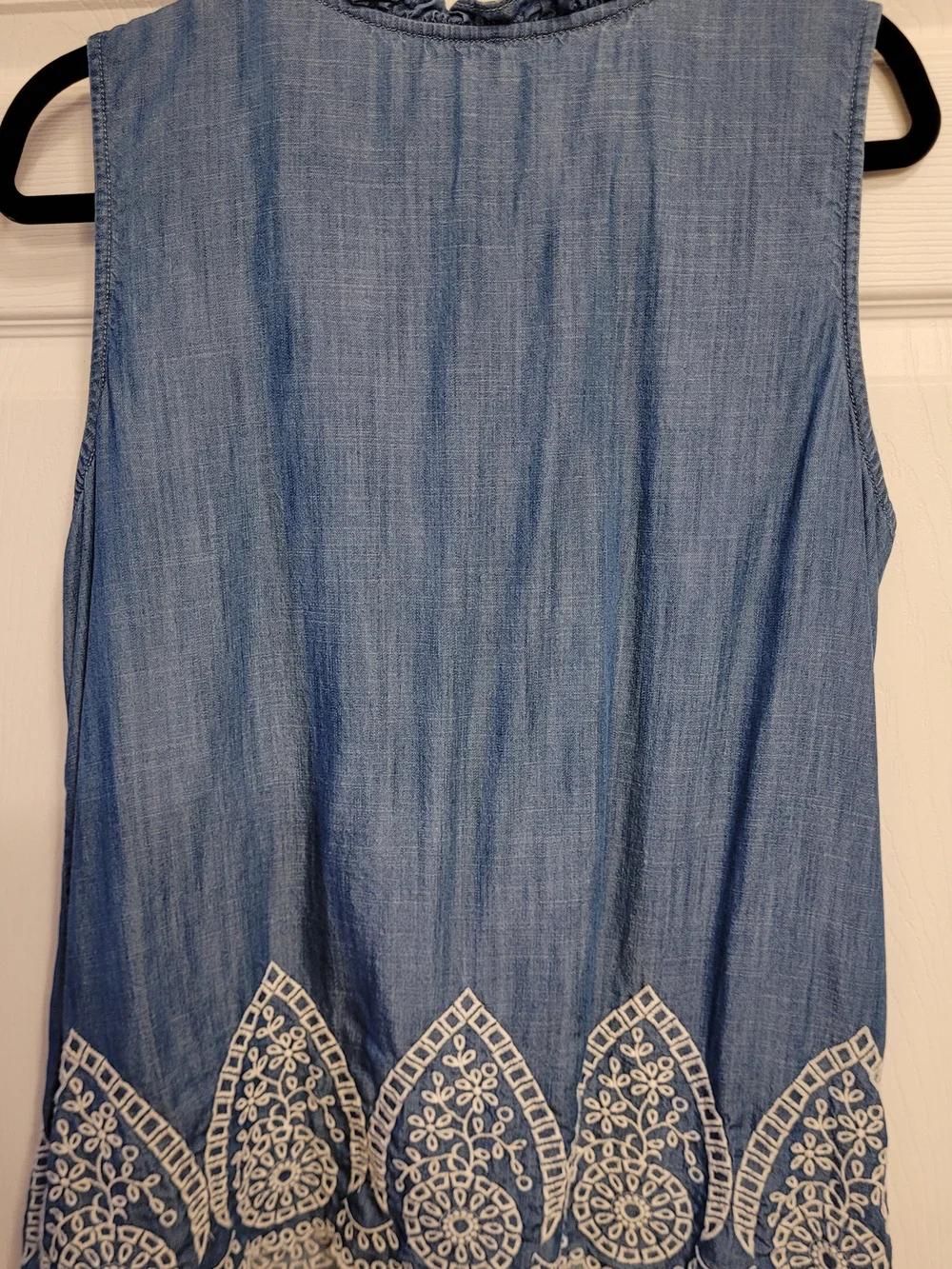 Talbots Women's Blue Embroidered Chambray Sleeveless Top Sz. Lg. - Picture 2 of 8